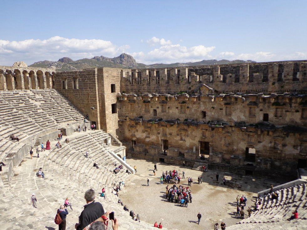 Aspendos Antik tiyatrosu ve antik Su kemerleri